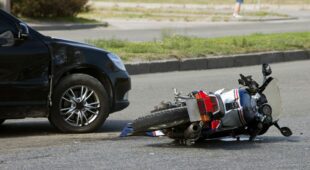 Verkehrsunfall – Kollision Linksabbiegers mit überholenden Motorrad