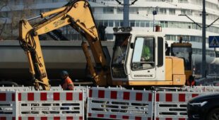 Verkehrsunfall mit Bagger in Baustelle – Haftungsverteilung
