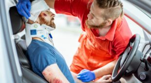 Verkehrsunfall – Schmerzensgeld bei HWS-Distorsion mit Schädelprellung