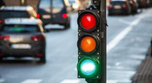 Verkehrsunfall – Grünlicht – Kollision mit Nachzügler