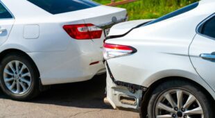 Verkehrsunfall zwischen zwei rückwärtsfahrenden Fahrzeugen