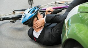 Verkehrsunfall – Radfahrerkollision mit links abbiegendem Fahrzeug