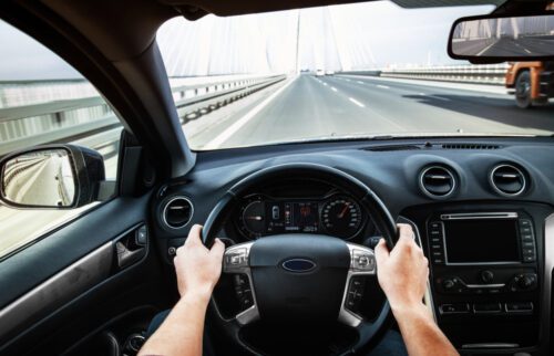 Hochschleudern von Gegenständen auf Autobahn als unabwendbares Ereignis