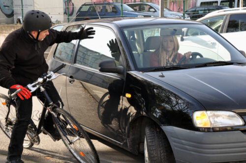 Verkehrsunfall zwischen Fahrzeug und Radfahrer in Kreuzungsbereich
