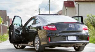 Verkehrsunfall – Kollision mit Fahrzeug mit geöffneter Fahrzeugtür