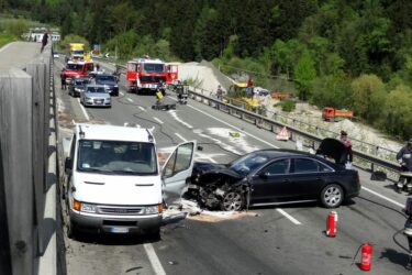 Verkehrsunfall auf Autobahn bei Fahrstreifenwechsel
