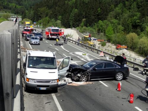 Verkehrsunfall auf Autobahn bei Fahrstreifenwechsel