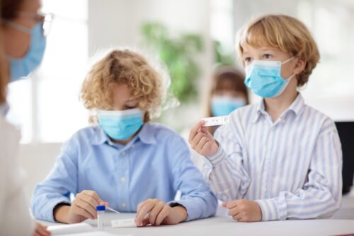 Corona-Pandemie - Abstandsgebot und Testobliegenheit in Schulen