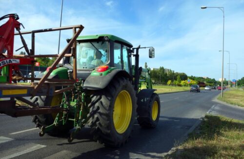 Verkehrsunfall – Traktor bei unklarer Verkehrslage überholt