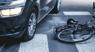 Verkehrsunfall –  einfahrender Radfahrer und auf der Fahrbahn befindlichen Fahrzeug