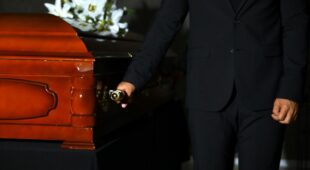 Beerdigungskosten – Kostentragung durch Bestattungsberechtigten – Ersatzanspruch gegen Erben