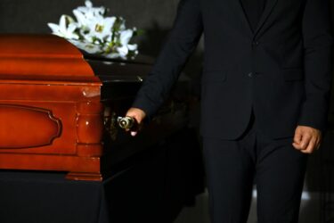 Beerdigungskosten – Kostentragung durch Bestattungsberechtigten – Ersatzanspruch gegen Erben