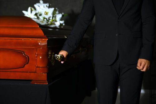 Beerdigungskosten – Kostentragung durch Bestattungsberechtigten - Ersatzanspruch gegen Erben