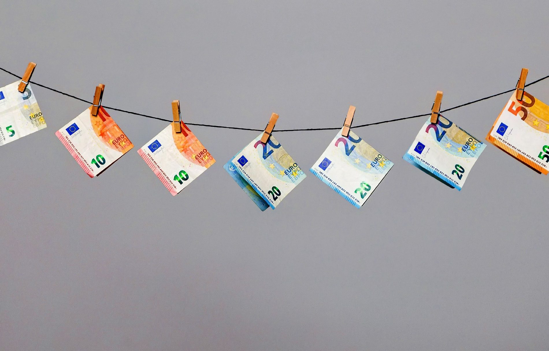 Wer nur kleine Beträge verleiht, geht auch nur ein kleines Risiko ein (Symbolbild: Frank van Hulst/Unsplash+).
