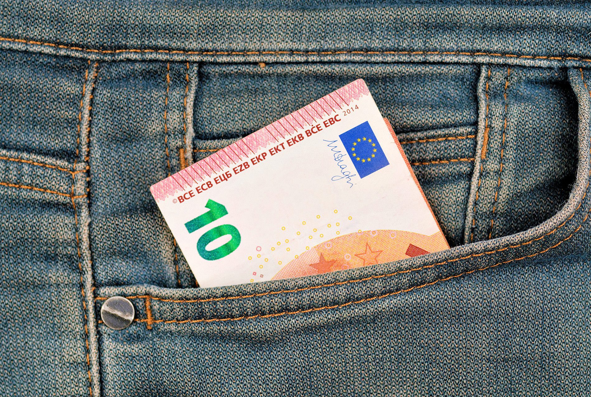 Wer privat Geld verleiht – egal, ob an Familienmitglieder oder Bekannte – der geht ein nicht zu unterschätzendes Risiko ein (Symbolbild: Engin Akyurt/Unsplash+).