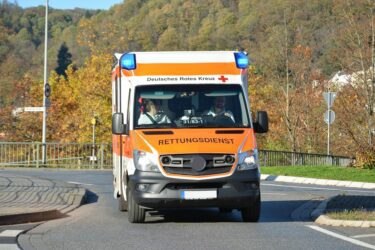 Verkehrsunfall Rettungswagen mit in Kurve abgestellten Fahrzeug