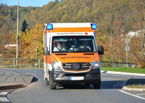 Verkehrsunfall Rettungswagen mit in Kurve abgestellten Fahrzeug