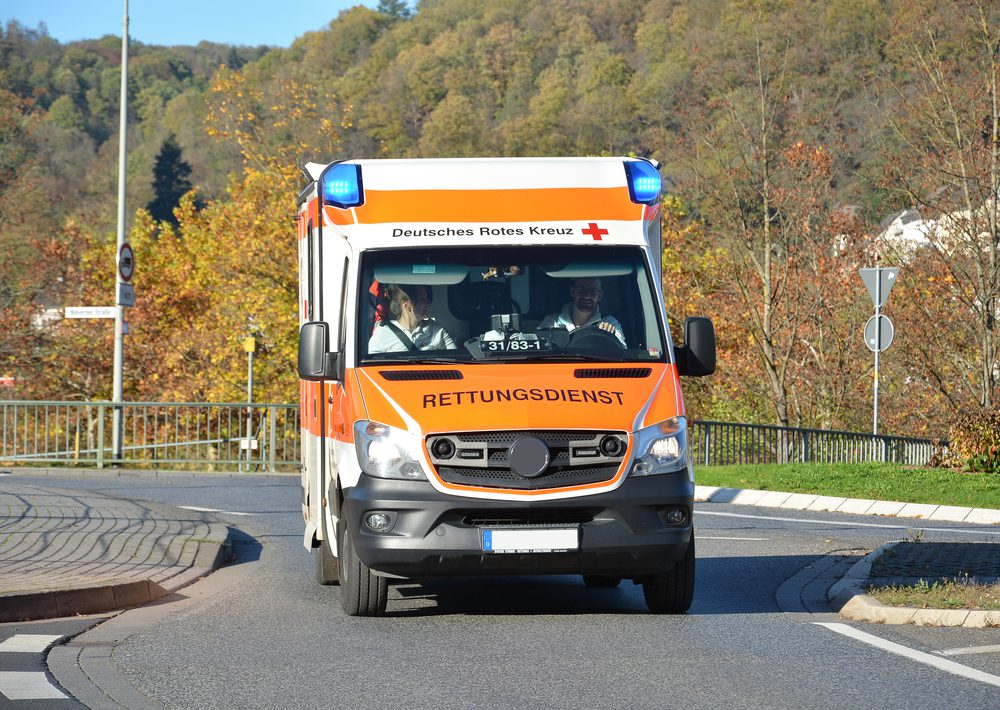 Verkehrsunfall Rettungswagen mit in Kurve abgestellten Fahrzeug Verkehrsunfall Rettungswagen mit in Kurve abgestellten Fahrzeug