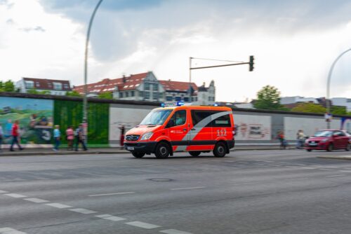Kreuzungsunfall und mit rot querendem Rettungswagen
