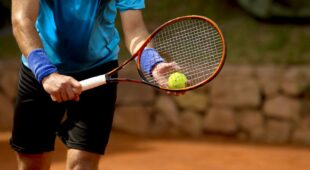 Haftung Tennisspieler für Glasscheibenbeschädigung während Tennisspiel