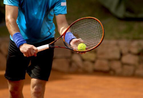 Haftung Tennisspieler für Glasscheibenbeschädigung während Tennisspiel