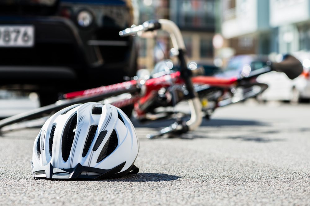 Verkehrsunfall zwischen links abbiegenden Radfahrer und überholendem Pkw