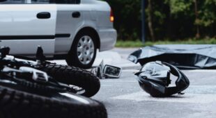 Verkehrsunfall –  Kollision zwischen abbiegenden Kfz mit überholenden Motorrad