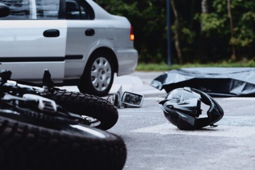 Verkehrsunfall -  Kollision zwischen abbiegenden Kfz mit überholenden Motorrad