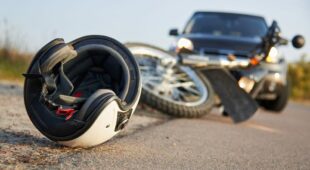Verkehrsunfall zwischen Linksabbieger und entgegenkommenden überholenden Motorrad