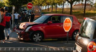 Verkehrsunfall – Vorfahrtsverstoß des Schädigers an Stopp-Schild