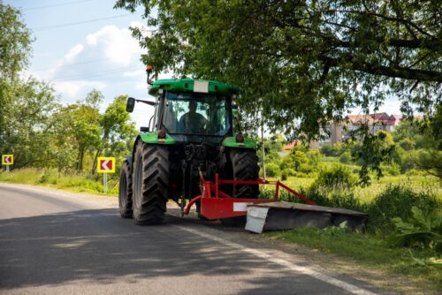 Verkehrsunfall - Wegschleudern eines Steines durch Kreiselmäher