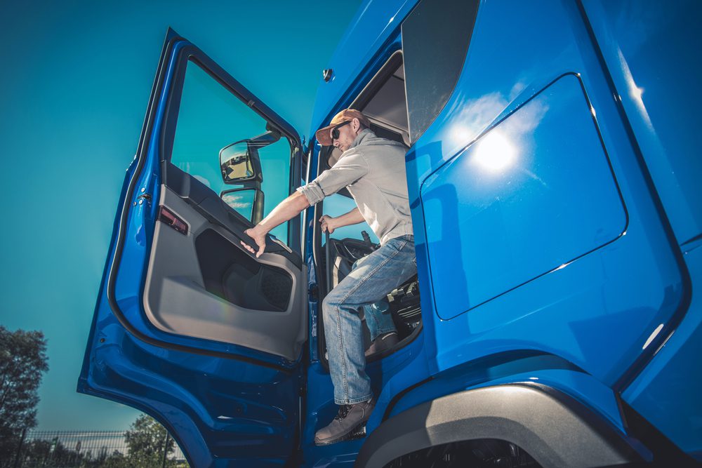 Verkehrsunfall eines überholenden Pkw mit aus abgestellten Lkw aussteigenden Fahrer