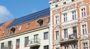 Denkmalschutz – Sonnenkollektoren auf einem steil geneigten Dach