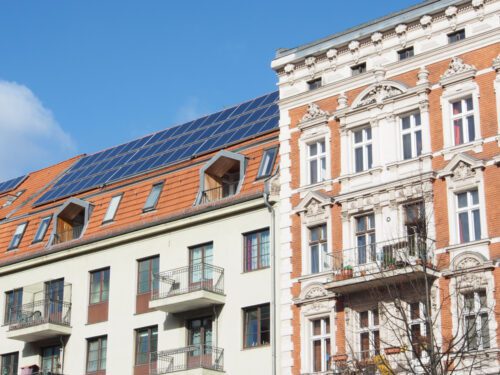 Denkmalschutz - Sonnenkollektoren auf einem steil geneigten Dach