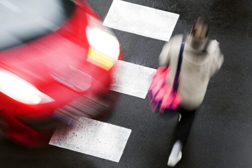 Verkehrsunfall zwischen Fahrzeug und einem die Straße überquerenden Fußgänger