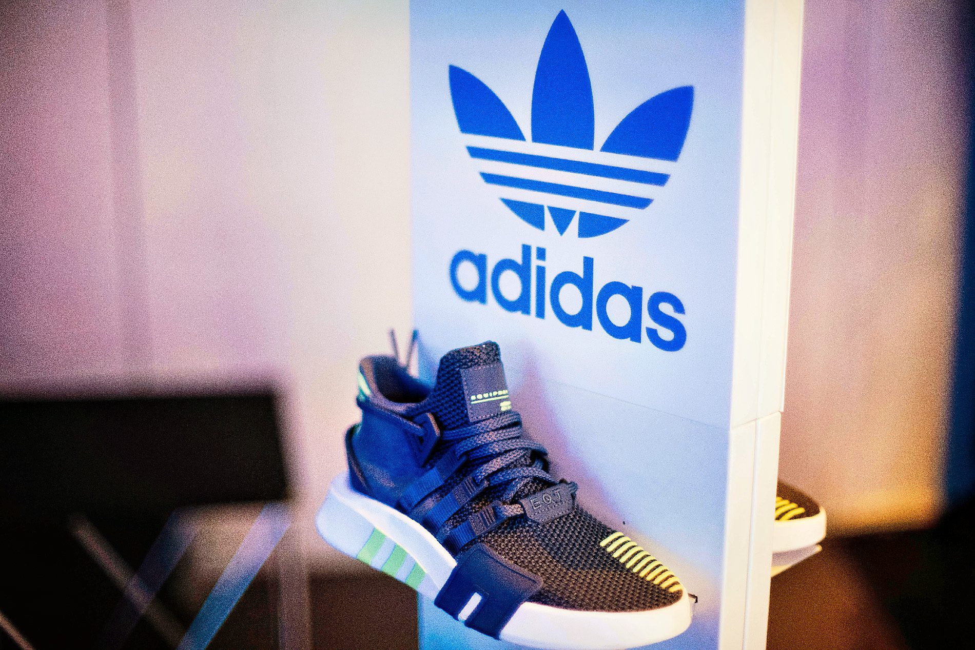 Produkte von Adidas und Co. werden häufig Opfer von Markenpiraterie (Symbolbild: CHUTTERSNAP/Unsplash).