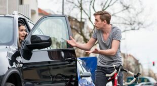 Verkehrsunfall – Ausweichmanöver des auf dem Gehweg fahrenden Radfahrers
