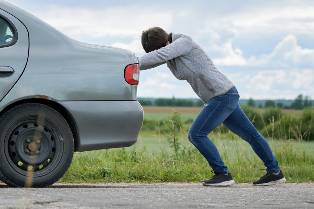 Versuch des Aufhaltens eines wegrollendes Fahrzeugs - Schadensersatzpflicht