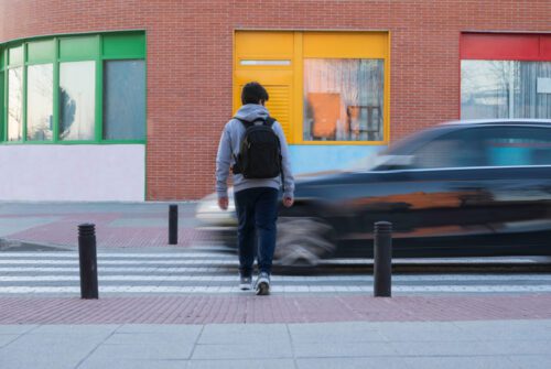 Verkehrsunfall zwischen Kfz und Kind - zu nah an Fahrbahn stehend