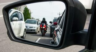 Verkehrsunfall zwischen Pkw-Fahrer und verbotswidrig überholendem Motorradfahrer