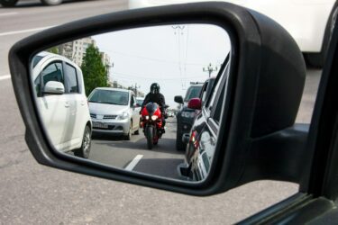 Verkehrsunfall zwischen Pkw-Fahrer und verbotswidrig überholendem Motorradfahrer