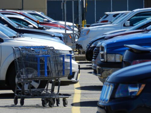 Haftung Supermarktbetreiber für Schaden an Kundenfahrzeug durch Begrenzungsstein