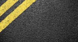Verkehrsunfall – Überfahren gelbe Fahrbahnmarkierung auf Autobahn