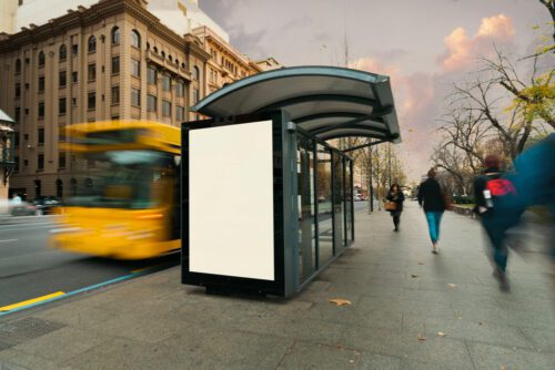 Verkehrsunfall – Alleinhaftung Fußgängerin für Kollision mit Linienbus bei Straßenüberquerung