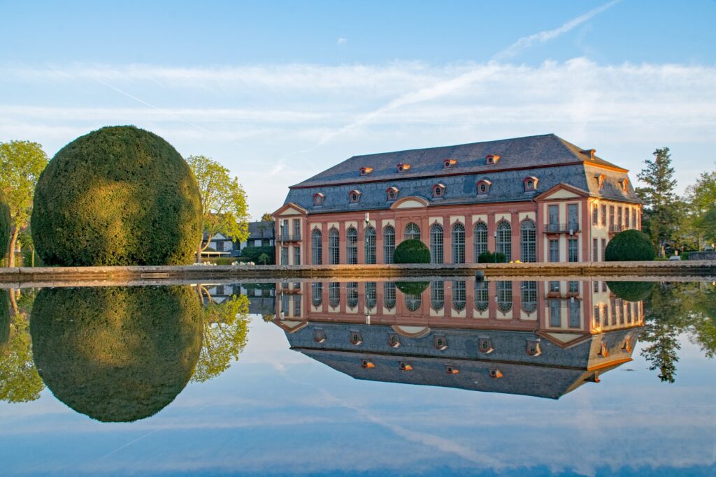 Die Orangerie in Darmstadt ist eine der vielen Sehenswürdigkeiten in dieser hessischen Stadt (Foto: lapping/Pixabay).