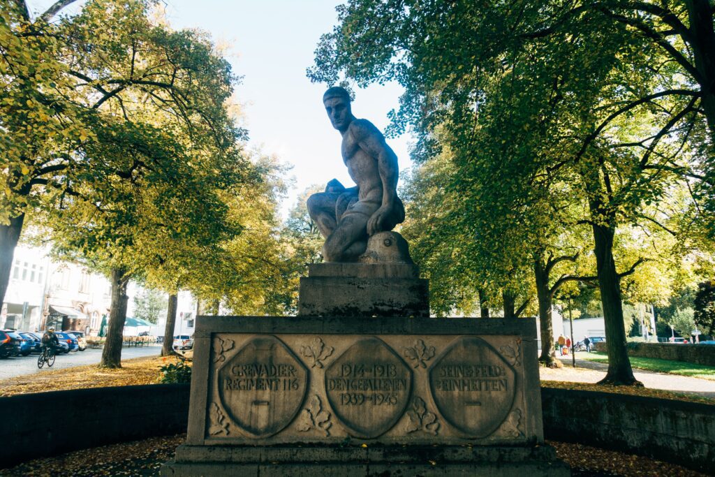 Ein Denkmal in Gießen an der Lahn (Foto: Markus Winkler/Unsplash).