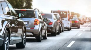 Verkehrsunfall bei einfädelnden Fahrzeugführer bei Stop-and-Go-Verkehr