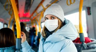 Tragen einer medizinischen Maske in Verkehrsmitteln des Personennahverkehrs