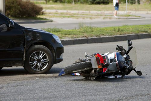 Motorradfahrersturz - Kollision mit Motorradteilen durch Kraftfahrzeug