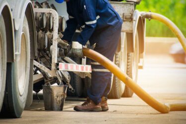 Haftung für Auslaufen von Heizöl bei Tankbefüllung durch Tankwagenfahrer